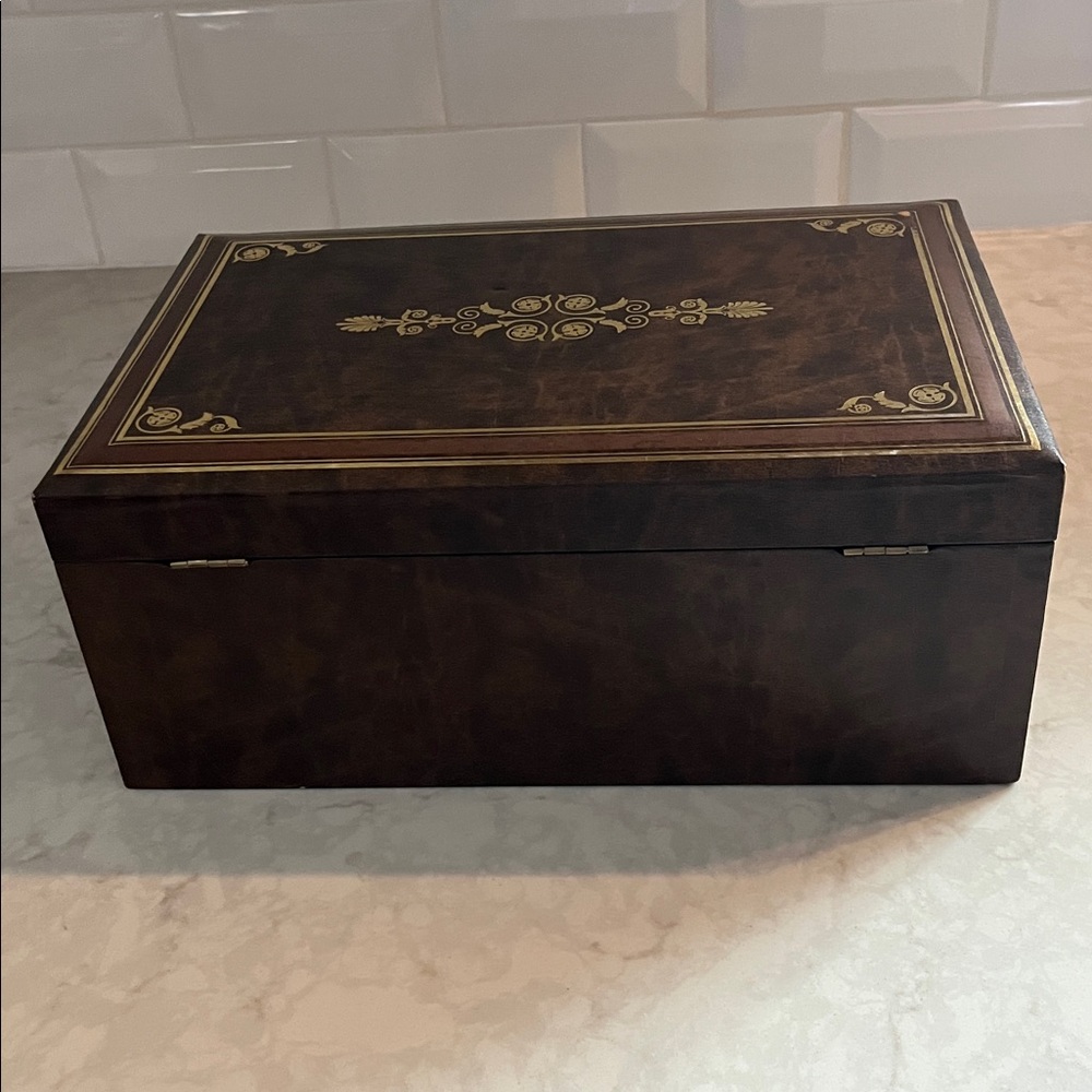 Vintage Leatherette Gold Tooled Brown Three Tiered Jewelry Box - Picture 9 of 13